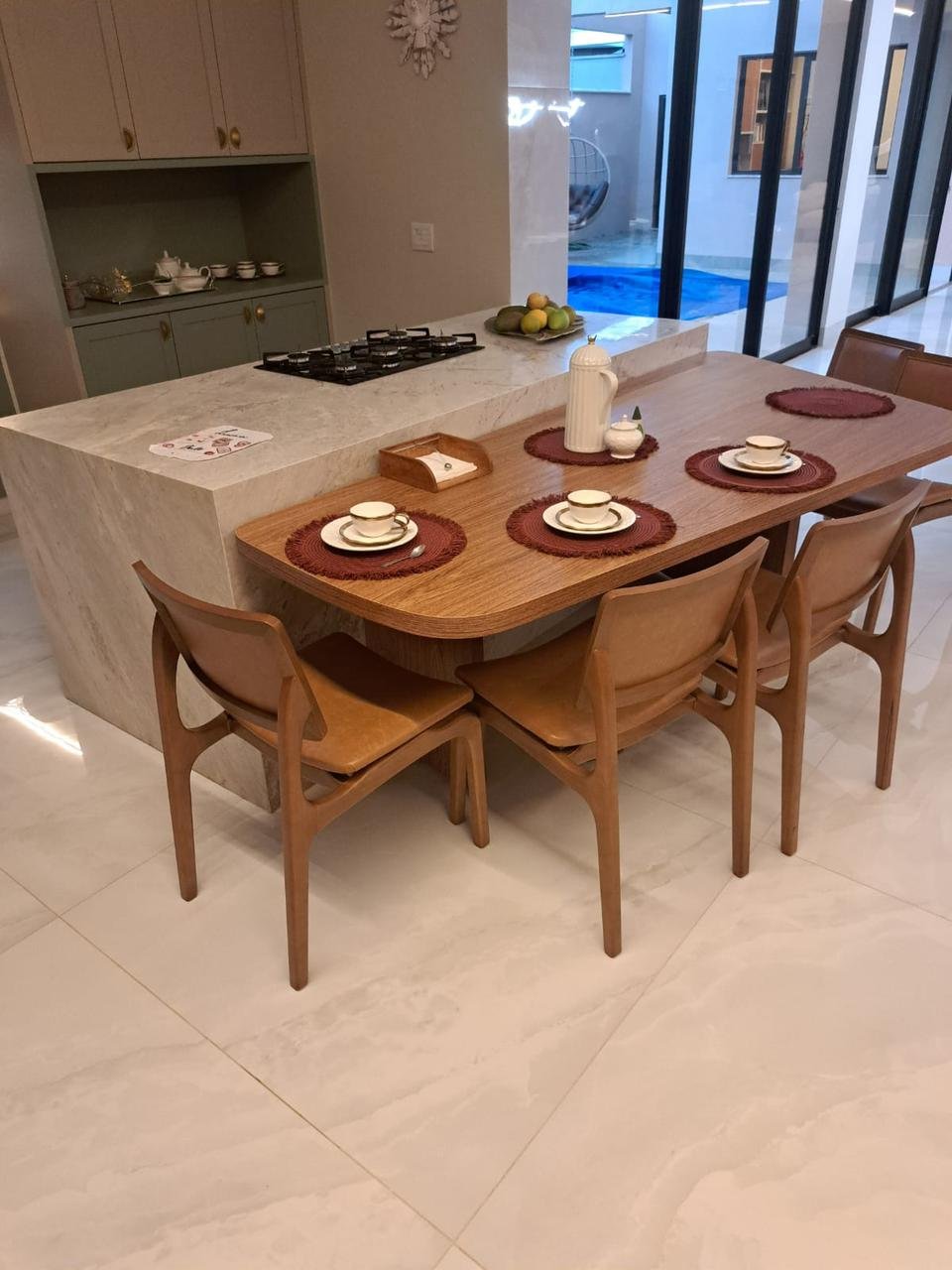 Ilha de cozinha integrada com mesa